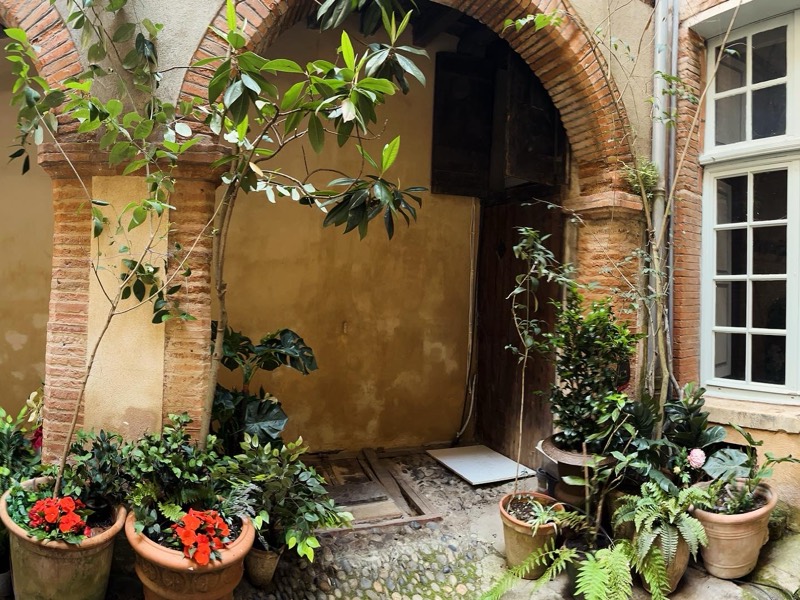 Une arche de la cour