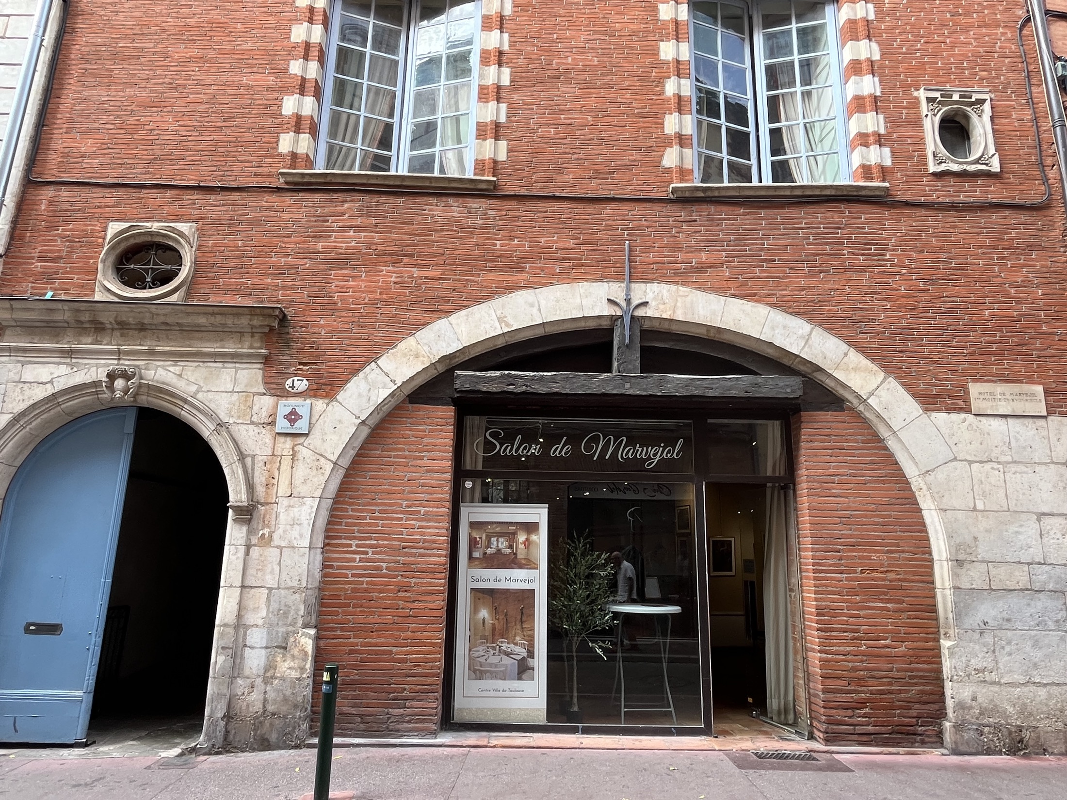 L'entrée du Salon de Marvejol, 47 rue Pharaon